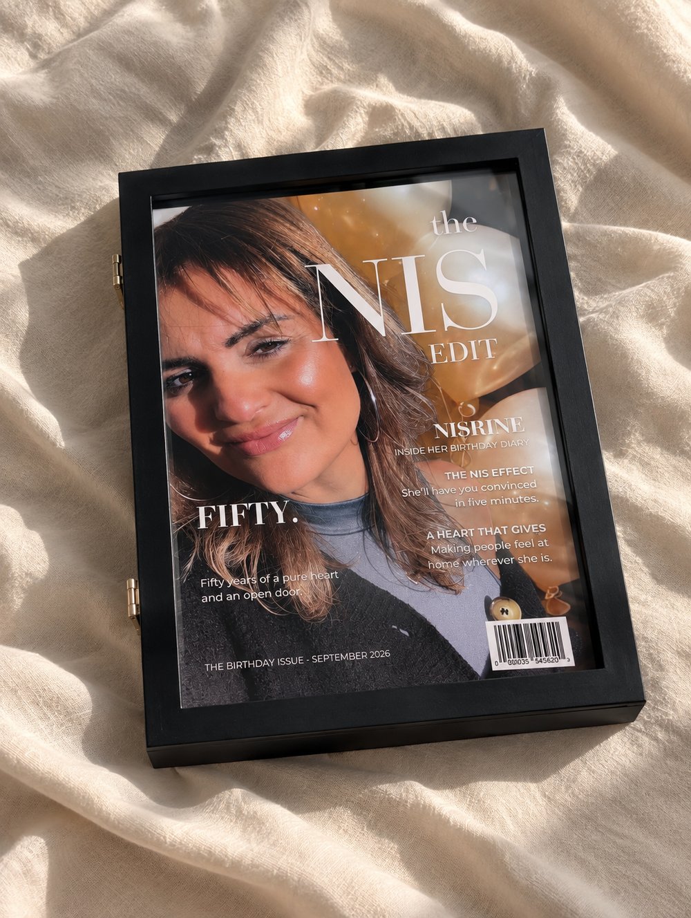 The NIS Edit in een zwarte luxe displaybox op linnen